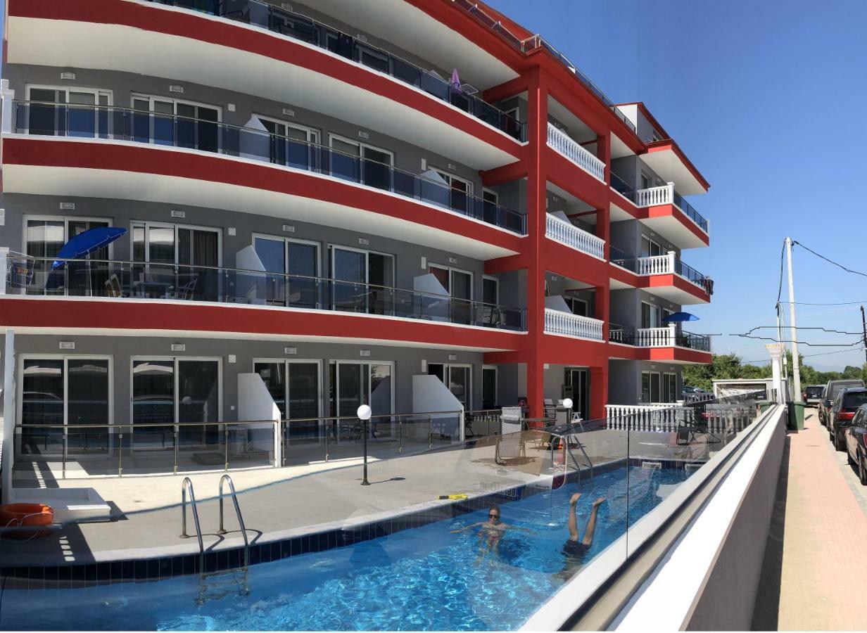 Red Luxury Aqua Aparthotel Paralia Katerinis Bagian luar foto